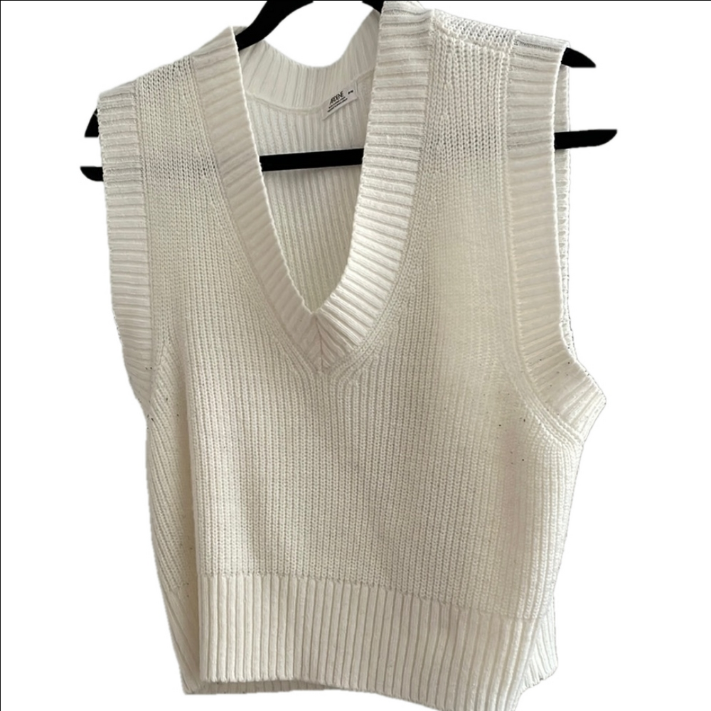 White Sleeveless Knit Top/ sweater vest
